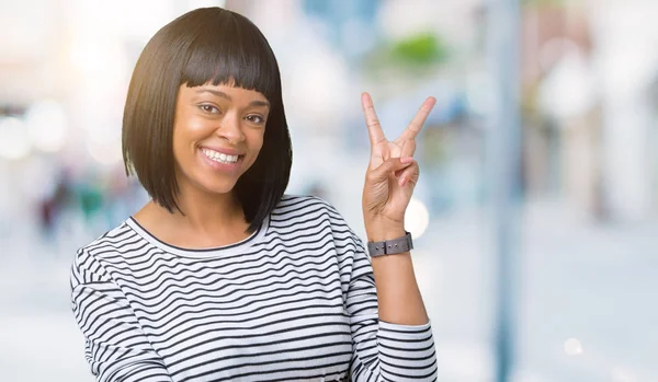 Vackra Unga Afroamerikanska Kvinnan Bär Ränder Tröja Över Isolerade Bakgrund — Stockfoto