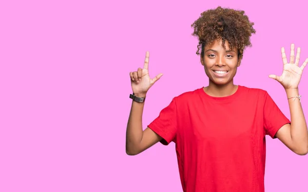 孤立した背景表示と指で上向きに美しい若いアフリカ系アメリカ人女性数は自信を持って 幸せな笑みを浮かべている間 — ストック写真