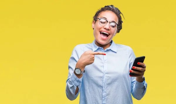 Young Gevlochten Haar Afrikaanse Amerikaanse Bedrijfsleven Meisje Met Smartphone Geïsoleerde — Stockfoto