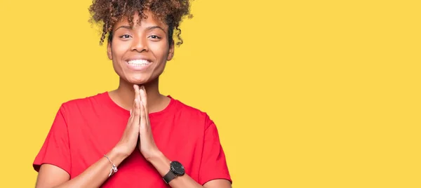Vackra Unga Afroamerikanska Kvinnan Över Isolerade Bakgrund Ber Med Händerna — Stockfoto