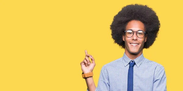 아프리카계 미국인 비즈니스 헤어스타일 얼굴에 미소를 안경을 카메라 측면을 손가락으로 — 스톡 사진