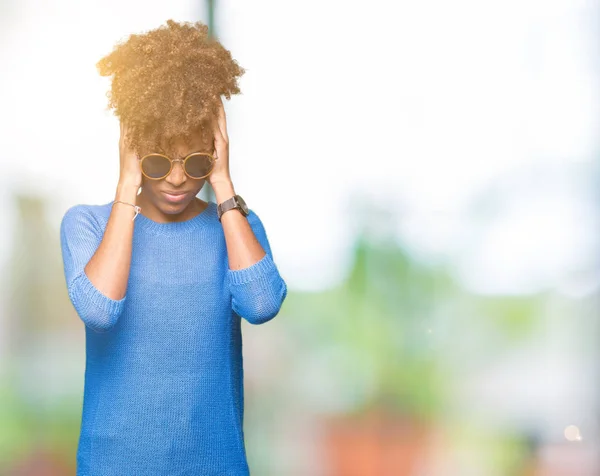 Schöne Junge Afrikanisch Amerikanische Frau Mit Sonnenbrille Über Isoliertem Hintergrund — Stockfoto