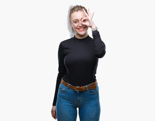 Unga Blonda Kvinnan Bär Glasögon Över Isolerade Bakgrund Gör Gest — Stockfoto