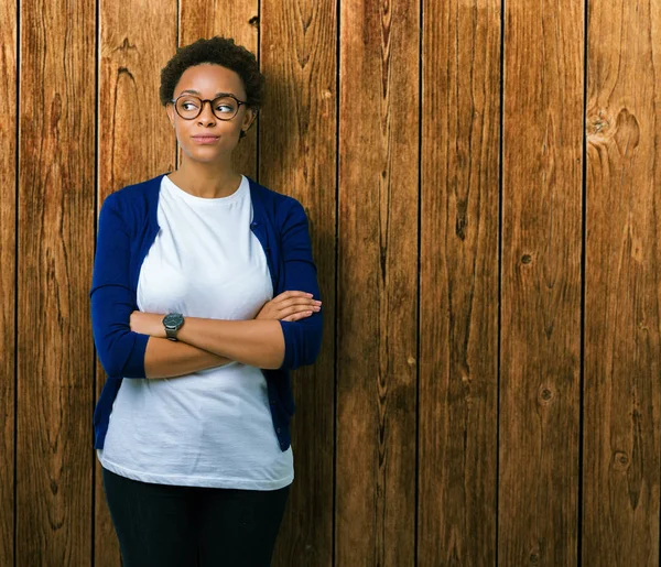 Ung Vacker Afroamerikanska Kvinna Som Bär Glasögon Över Isolerade Bakgrund — Stockfoto