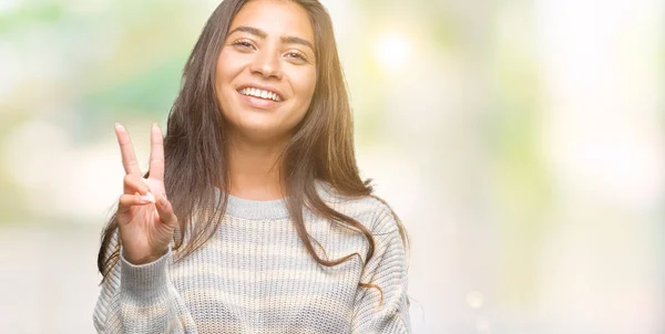 Giovane Bella Donna Araba Indossa Maglione Invernale Sfondo Isolato Sorridente — Foto Stock