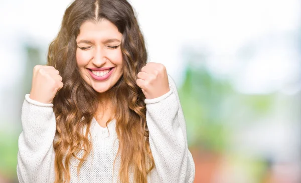 Mooie Jongedame Dragen Witte Trui Enthousiast Voor Succes Met Armen — Stockfoto