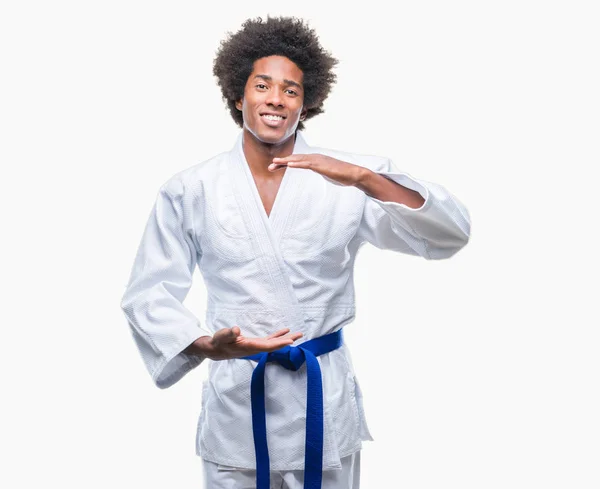 Hombre Afroamericano Usando Kimono Karate Sobre Fondo Aislado Gesticulando Con —  Fotos de Stock