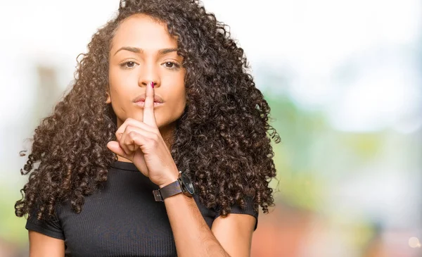 Jeune Belle Femme Aux Cheveux Bouclés Demandant Taire Avec Doigt — Photo