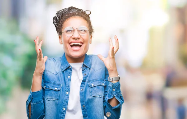 Jovem Trançado Cabelo Afro Americano Menina Vestindo Óculos Sobre Fundo — Fotografia de Stock