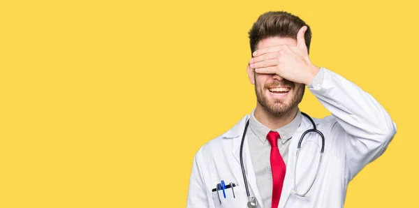 Tıbbi Giyen Genç Yakışıklı Doktor Adam Kat Gülümsüyor Gözleri Için — Stok fotoğraf