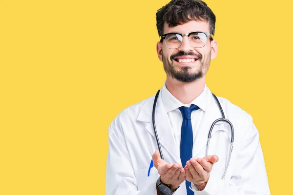 Joven Doctor Vistiendo Abrigo Hospital Sobre Fondo Aislado Sonriendo Con —  Fotos de Stock