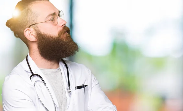 Jovem Médico Loiro Com Barba Vestindo Casaco Médico Sorrindo Olhando — Fotografia de Stock