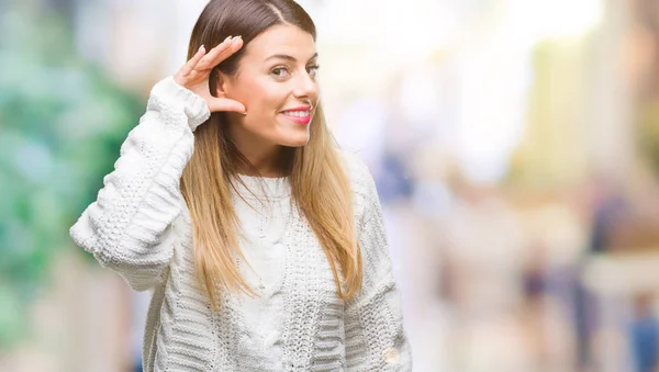 Junge Schöne Frau Lässiger Weißer Pullover Über Isoliertem Hintergrund Lächelnd — Stockfoto