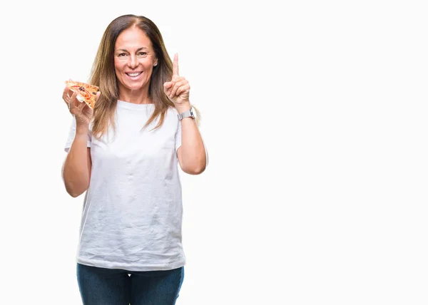 Spaanse Vrouw Midden Leeftijd Eten Pizza Slice Geïsoleerd Achtergrond Verrast — Stockfoto