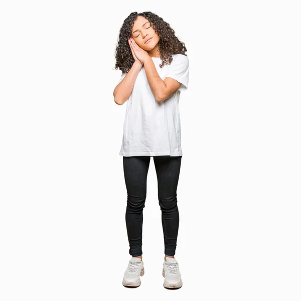 Joven Hermosa Mujer Con Pelo Rizado Vistiendo Camiseta Blanca Durmiendo —  Fotos de Stock