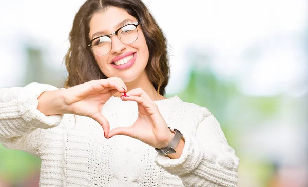 Ung Vacker Kvinna Som Bär Glasögon Leende Kärlek Visar Hjärtsymbolen — Stockfoto