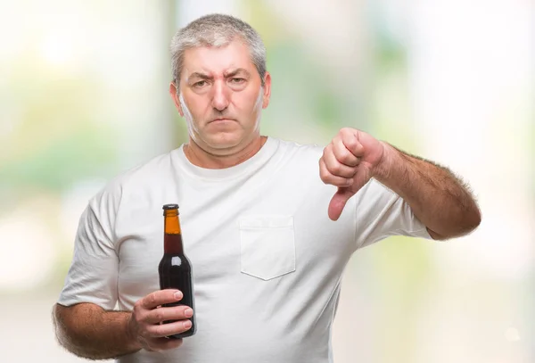Красивый Пожилой Человек Пьет Пиво Бутылку Изолированном Фоне Сердитым Лицом — стоковое фото
