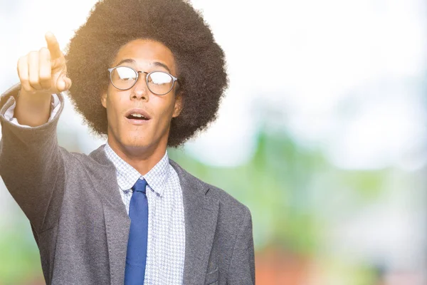 Unga Afroamerikanska Affärsman Med Afro Hår Bär Glasögon Peka Med — Stockfoto