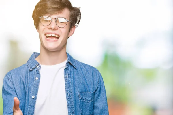 Young Handsome Man Wearing Glasses Isolated Background Smiling Friendly Offering — Stock Photo, Image