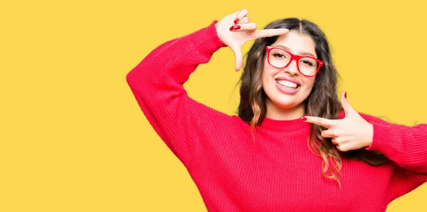 Joven Hermosa Mujer Con Gafas Rojas Sonriendo Haciendo Montura Con —  Fotos de Stock