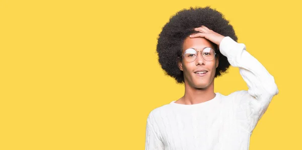 アフロ髪眼鏡笑顔手ジェスチャーを自信を持って触れる髪 魅力的なポーズの若いアフリカ系アメリカ人 — ストック写真