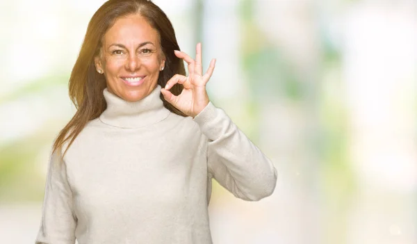 Schöne Erwachsene Frau Mittleren Alters Die Winterpullover Über Isoliertem Hintergrund — Stockfoto