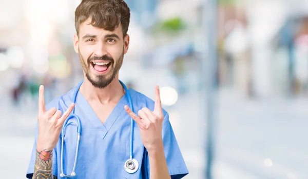 Junger Gutaussehender Krankenpfleger Chirurgenuniform Vor Isoliertem Hintergrund Der Mit Verrücktem — Stockfoto