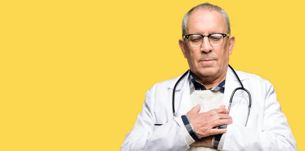 Gutaussehender Oberarzt Medizinischem Mantel Lächelnd Mit Den Händen Auf Der — Stockfoto