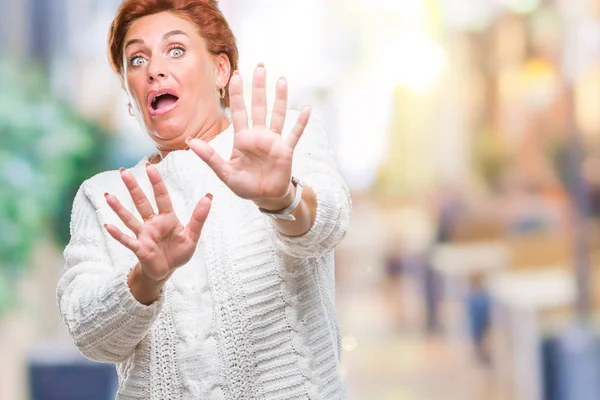 Atractiva Mujer Pelirroja Caucásica Mayor Vistiendo Suéter Invierno Sobre Fondo — Foto de Stock