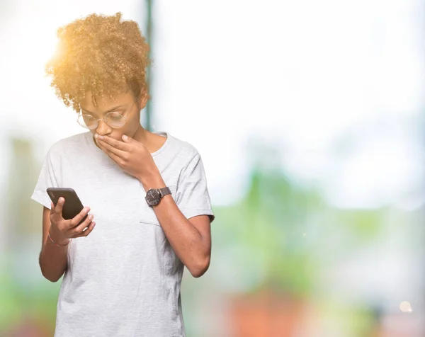 Mujer Afroamericana Joven Usando Teléfono Inteligente Sobre Fondo Aislado Cubrir —  Fotos de Stock