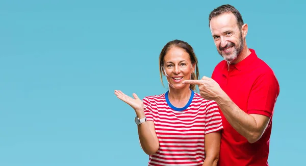 Middle Age Hispanic Couple Love Isolated Background Amazed Smiling Camera — Stock Photo, Image