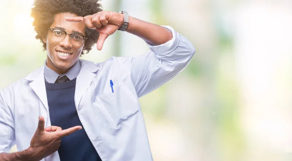 Afro Amerikansk Läkare Vetenskapsman Mannen Över Isolerade Bakgrund Leende Gör — Stockfoto