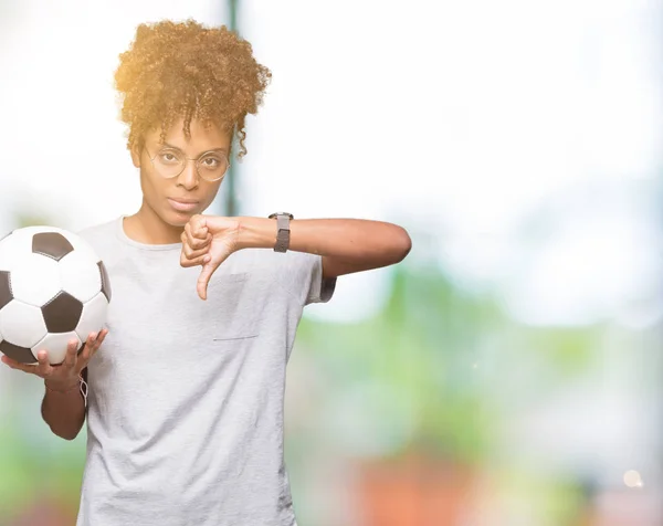 Joven Mujer Afroamericana Sosteniendo Pelota Fútbol Sobre Fondo Aislado Con —  Fotos de Stock