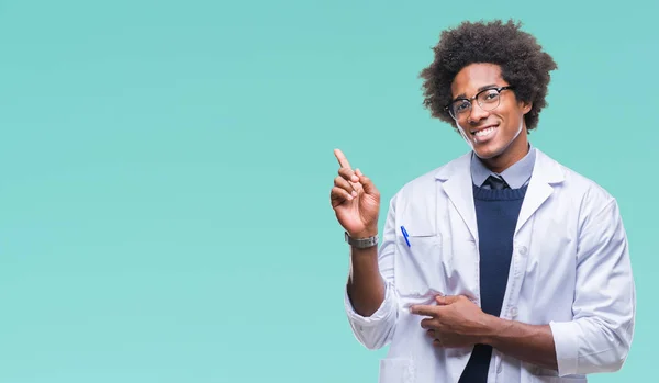美国黑人医生科学家的人在孤立的背景下 脸上的笑容 用手和手指指向侧面看着相机 — 图库照片