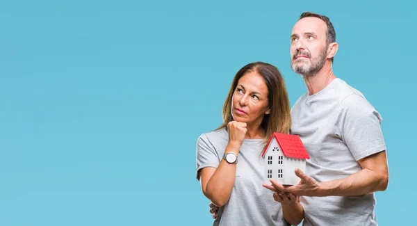 Hispanische Paar Mittleren Alters Beiläufigen Kauf Eines Neuen Hauses Über — Stockfoto