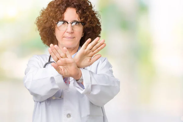 Mujer Médica Senior Mediana Edad Sobre Fondo Aislado Expresión Rechazo —  Fotos de Stock