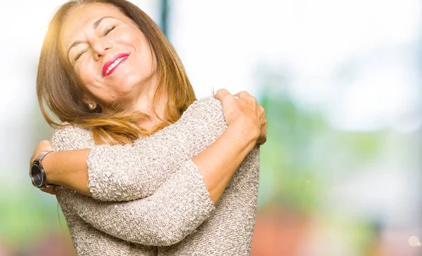 Hermosa Mujer Mediana Edad Con Suéter Moda Abrazarse Feliz Positivo —  Fotos de Stock