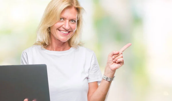 Blond Kvinne Middelalderen Som Bruker Bærbar Isolert Bakgrunn Veldig Glad – stockfoto