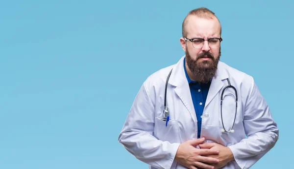 上医療白衣を着ている若い白人医師男の胃に手でバック グラウンドを分離は ので消化不良 気分が悪く痛みを伴う病気 痛みの概念 — ストック写真