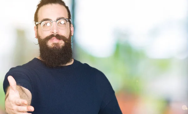 Joven Hombre Hipster Con Pelo Largo Barba Con Gafas Sonrientes —  Fotos de Stock