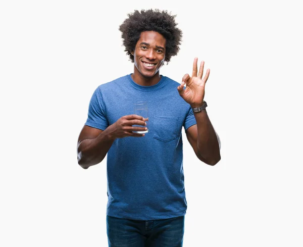 非洲裔美国男子喝玻璃水在孤立的背景做 符号与手指 优秀的符号 — 图库照片