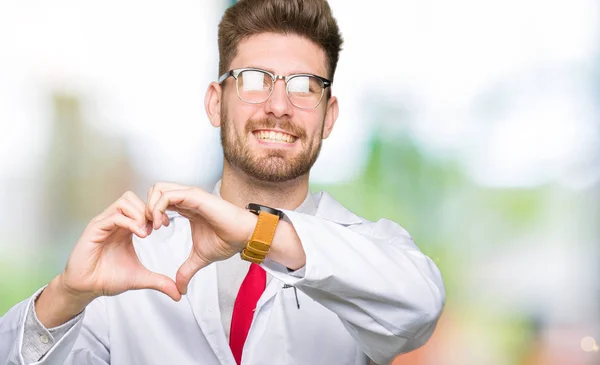 Der Junge Gut Aussehende Wissenschaftler Trägt Eine Brille Die Verliebt — Stockfoto