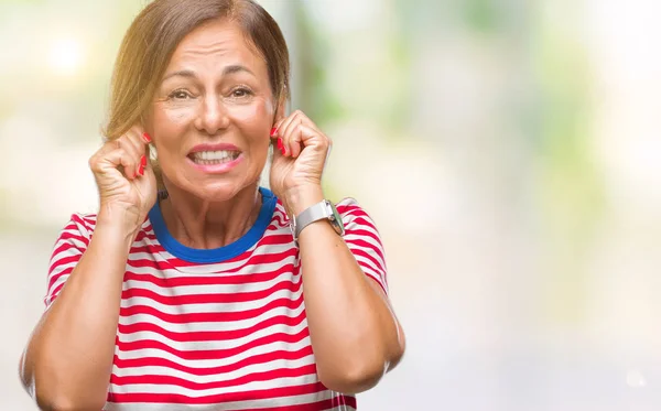 中年年配のヒスパニック系女性騒々しい音楽のノイズの腹式指で耳を覆う孤立の背景の上 聴覚障害者の概念 — ストック写真