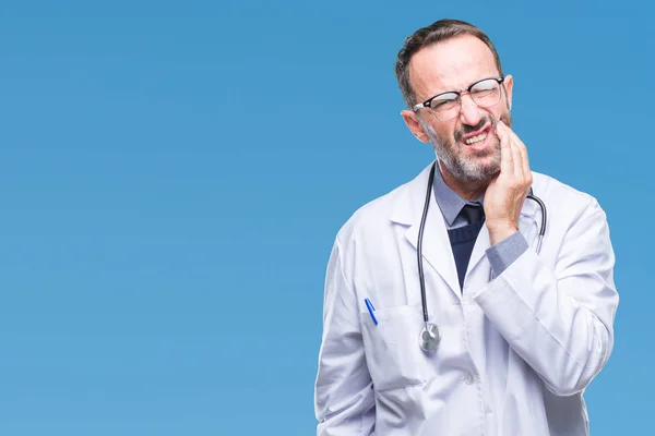 Hombre Médico Edad Madura Con Uniforme Médico Aislado Tocando Boca —  Fotos de Stock