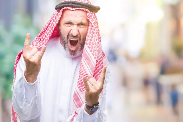 シニアのアラブ人を手でロックのシンボルをやって狂った表情で叫んで孤立の背景にクーフィーヤを着用します 音楽の星 重いコンセプト — ストック写真