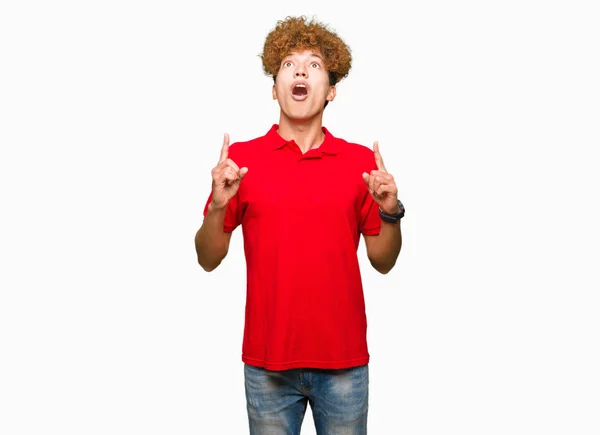 Ung Vacker Man Med Afro Hår Iklädd Röd Shirt Förvånad — Stockfoto