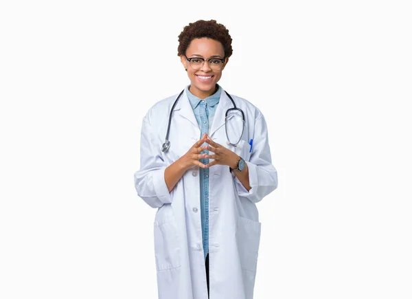 Mladý Americký Lékař Žena Nosí Lékařský Plášť Přes Izolované Pozadí — Stock fotografie