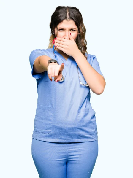 恥式指の手でカメラを指しているあなたの医療制服笑いを身に着けている若い大人医師女性 — ストック写真