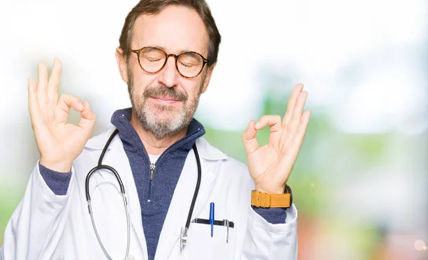 Guapo Médico Mediana Edad Hombre Con Abrigo Médico Relajarse Sonreír — Foto de Stock