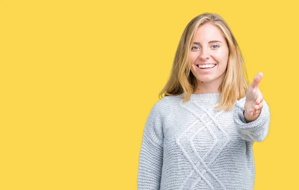 Hermosa Mujer Joven Con Suéter Invierno Sobre Fondo Aislado Sonriendo —  Fotos de Stock